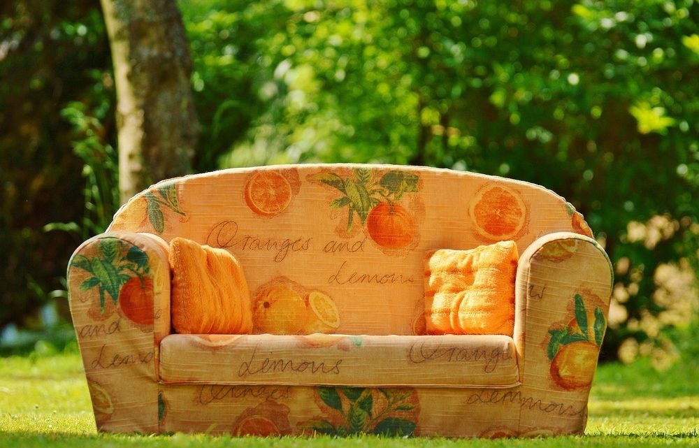 Das Sofa für das Gartenhaus